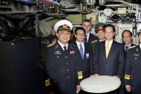 GẶP TÀU LẠ THÌ LẶN, DUYỆT BINH MÀU MÈ THÌ TÀU NGẦM KILO TRỒI LÊN!