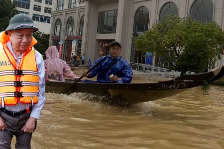 Khi T. Lâm “xắn quần lội nước” sự gần dân hay chỉ là màn show diễn chính trị?