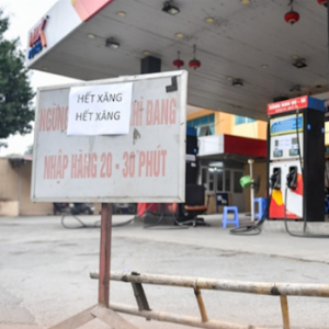 Treo biển “hết xăng” bán giá chui: Người lao động Việt Nam sắp hết đường thở?