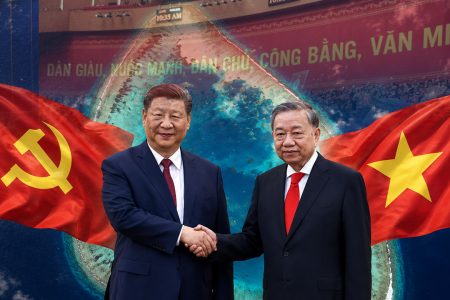 Mặt nạ Đảng viên: Sự dung hòa giữa đạo đức cá nhân và hệ thống lỗi thời.